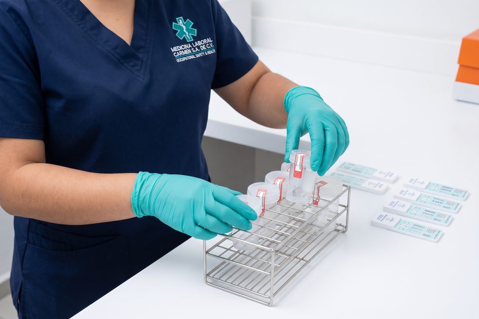 Técnica de laboratorio MEDLAB coloca una muestra sellada junto a cassettes de prueba multipanel